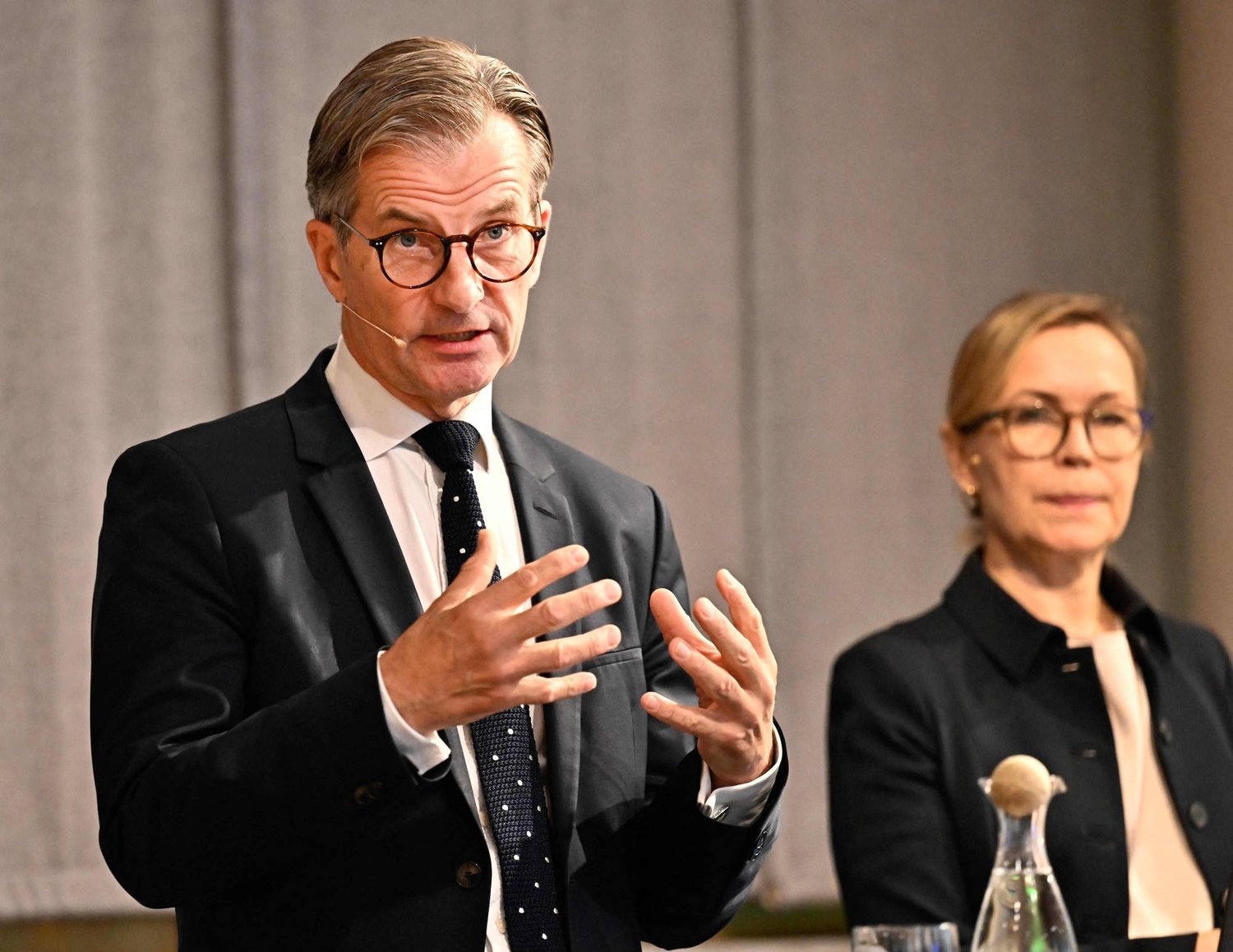 محافظ البنك المركزي السويدي إريك ثيدين خلال مؤتمر صحافي في استوكهولم (وكالة الصحافة الفرنسية)