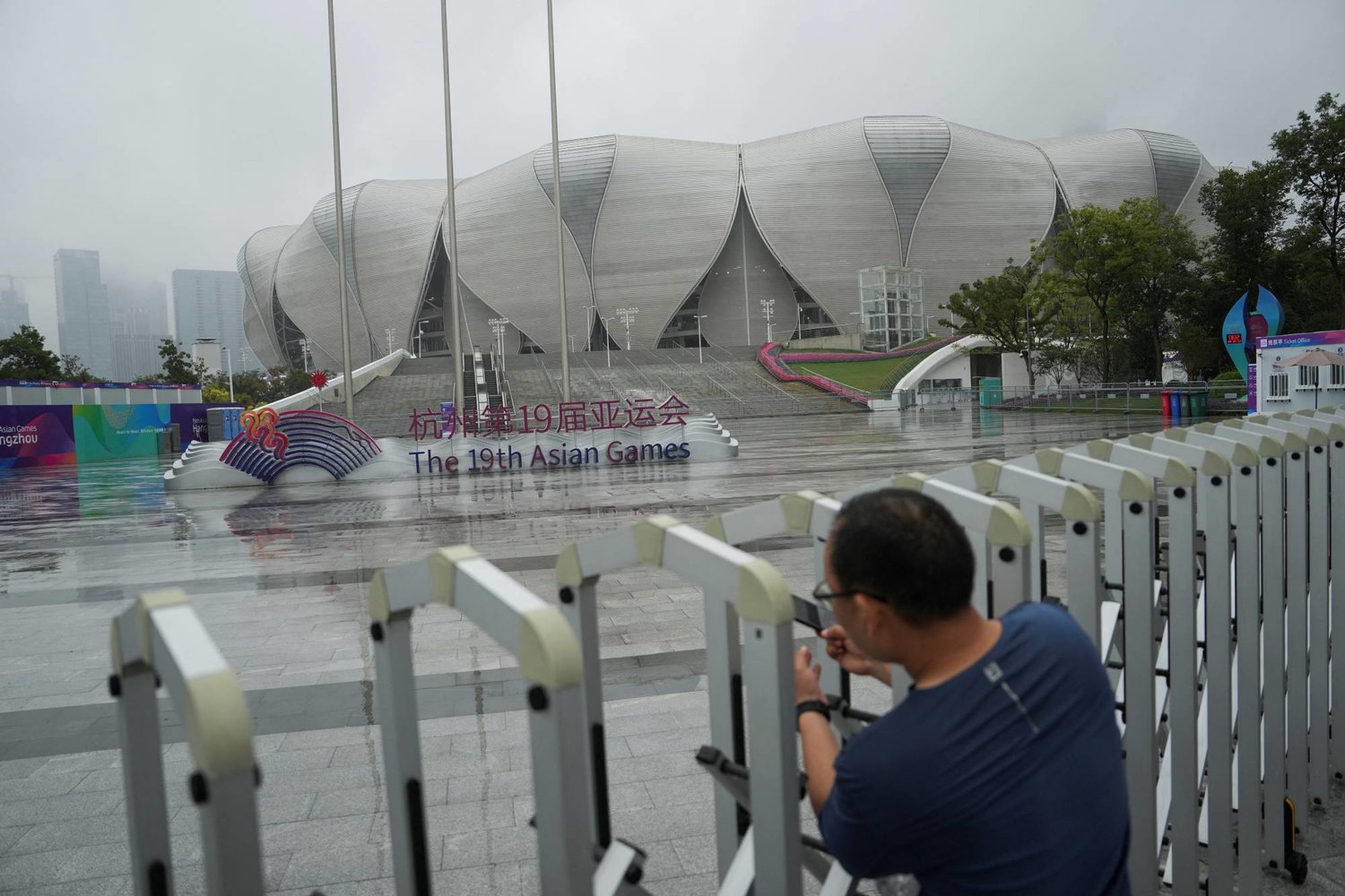 وسط التحضيرات لانطلاقة الألعاب الآسيوية يبدو الجمهور غير مهتم بالمنافسات (رويترز)