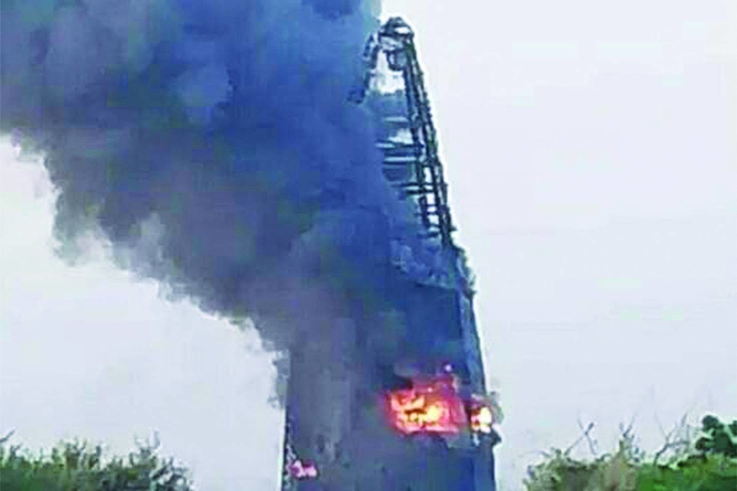 برج شركة «النيل» أكبر شركات النفط في السودان يحترق وسط معارك ضارية، 17 سبتمبر (أ.ف.ب)