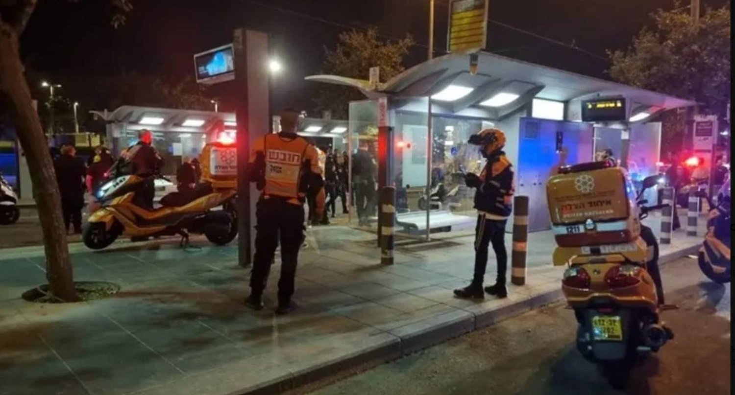 موقع حادثة طعن حارس الأمن الإسرائيلي في محطة للقطار الخفيف بالقدس (هيئة الإسعاف الإسرائيلية عبر منصة إكس)