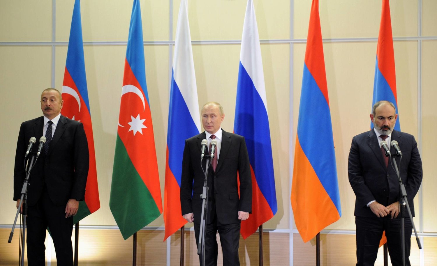 الرئيس الروسي فلاديمير بوتين (وسط) ورئيس وزراء أرمينيا نيكول باشينيان (يمين الصورة) والرئيس الأذربيجاني إلهام علييف يحضرون مؤتمراً صحافياً عقب اجتماعهم الثلاثي في سوتشي بروسيا في 26 نوفمبر 2021 (رويترز)