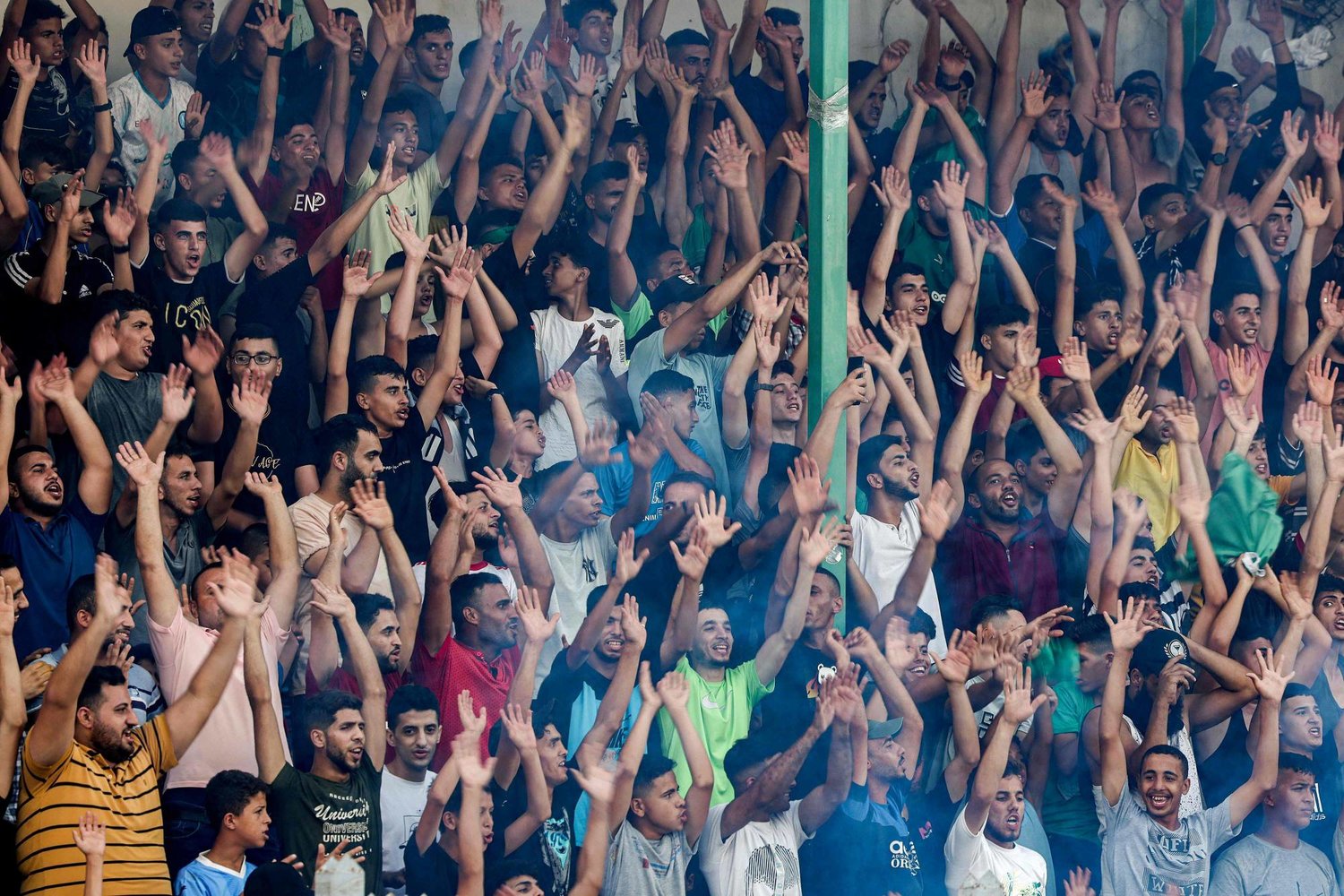 مشجعو كرة القدم الفلسطينية يحضرون مباراة ضمن دوري محلي شمال قطاع غزة (أ.ف.ب)