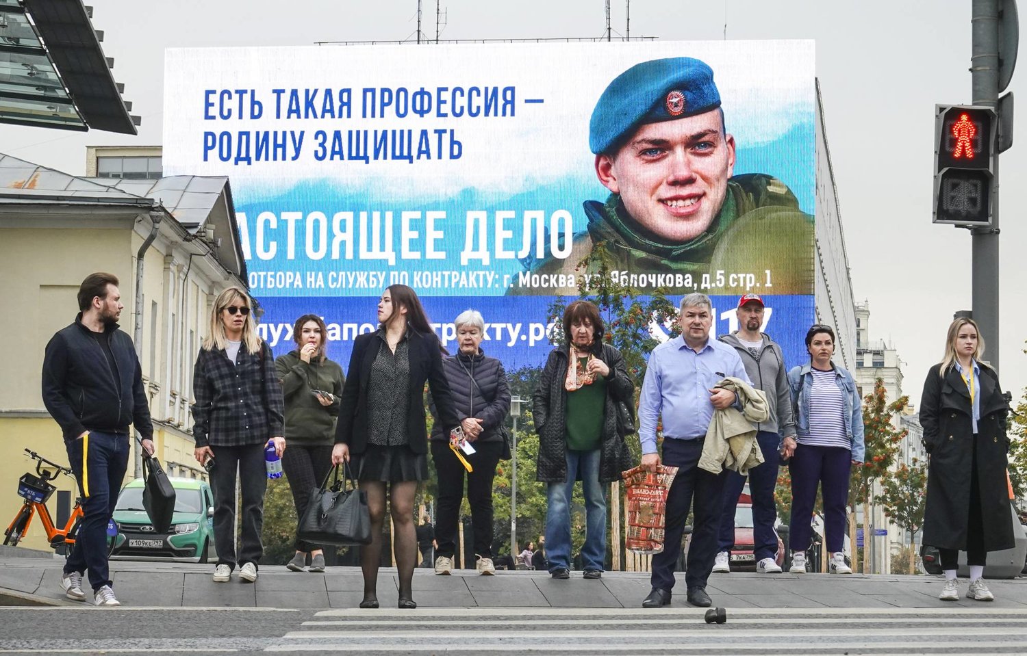 إعلان يظهر فيه جندي روسي بجانب عبارة تقول «هناك مهنة تدعى الدفاع عن الوطن» بمدينة موسكو يوم الخميس (إ.ب.أ)
