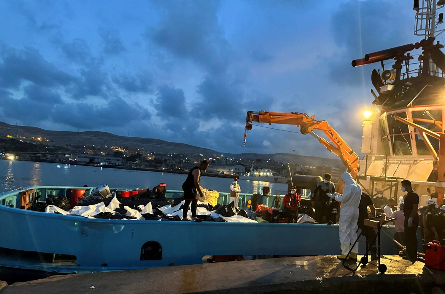قارب إنقاذ يحمل جثثاً جرفتها البحر يتجه نحو ميناء درنة، ليبيا في 21 سبتمبر 2023 (رويترز)