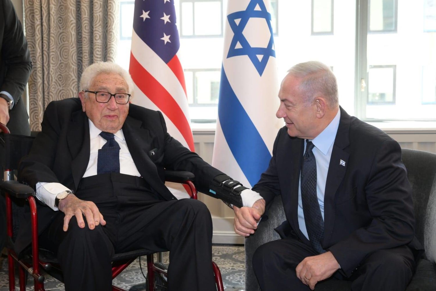 كيسنجر ورئيس الوزراء الإسرائيلي بنيامين نتنياهو في نيويورك الخميس (د.ب.أ)