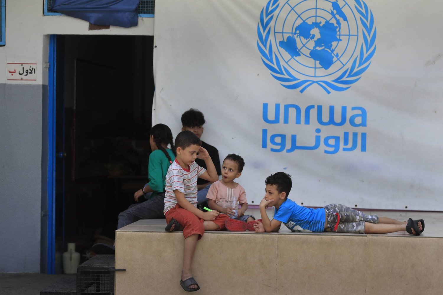 أطفال فلسطينيون يجلسون في مدرسة تابعة لوكالة الأمم المتحدة لغوث وتشغيل اللاجئين الفلسطينيين (أ.ب)