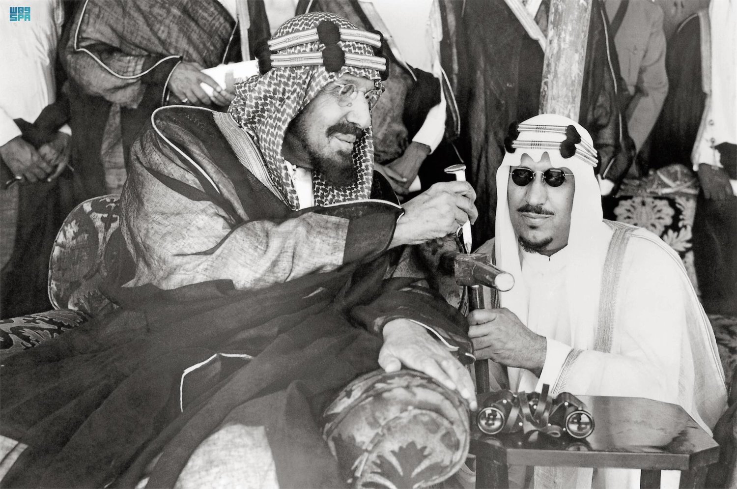 الملك عبد العزيز وابنه الملك سعود