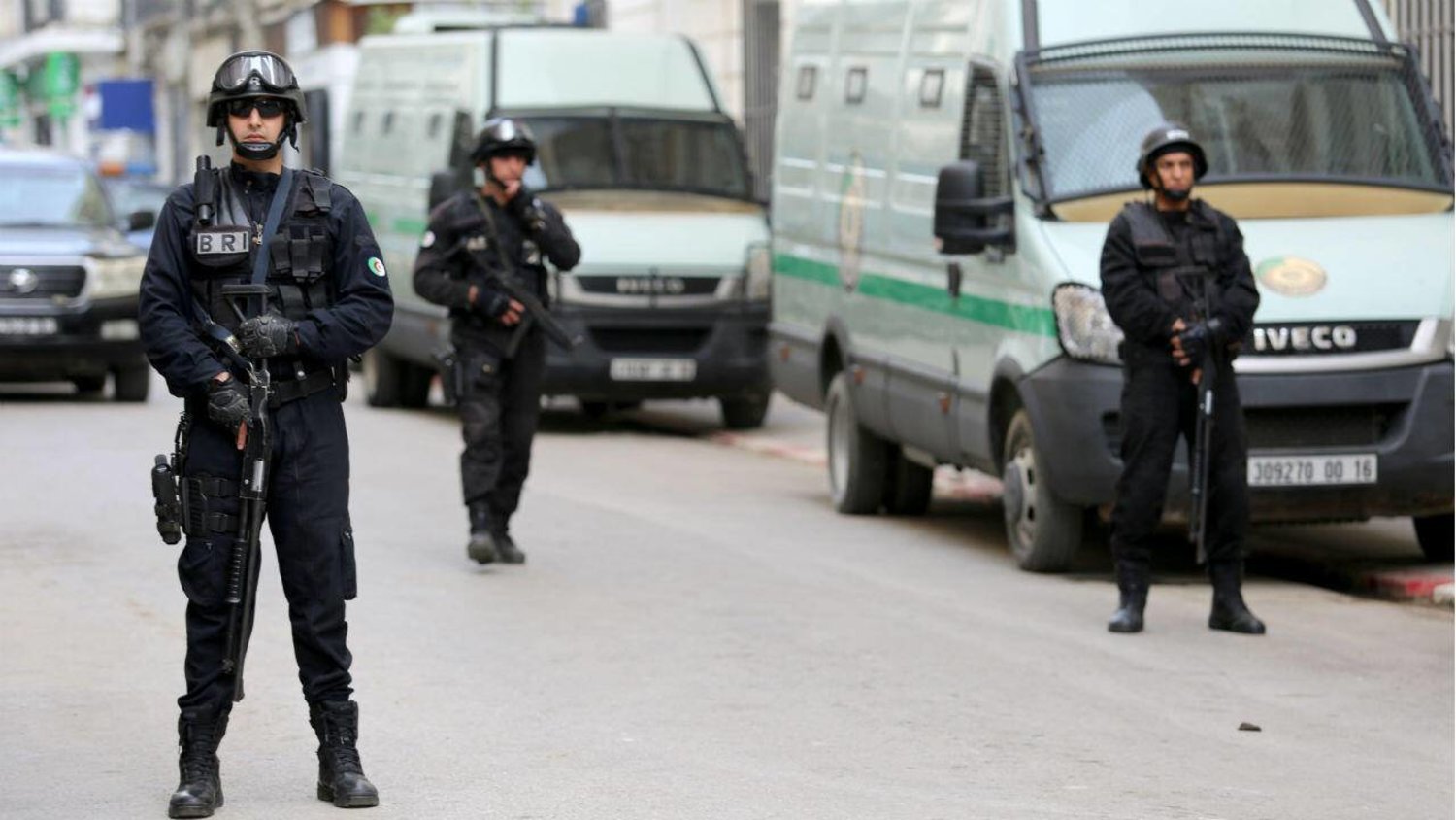 عناصر من الشرطة الجزائرية (أرشيفية - رويترز)