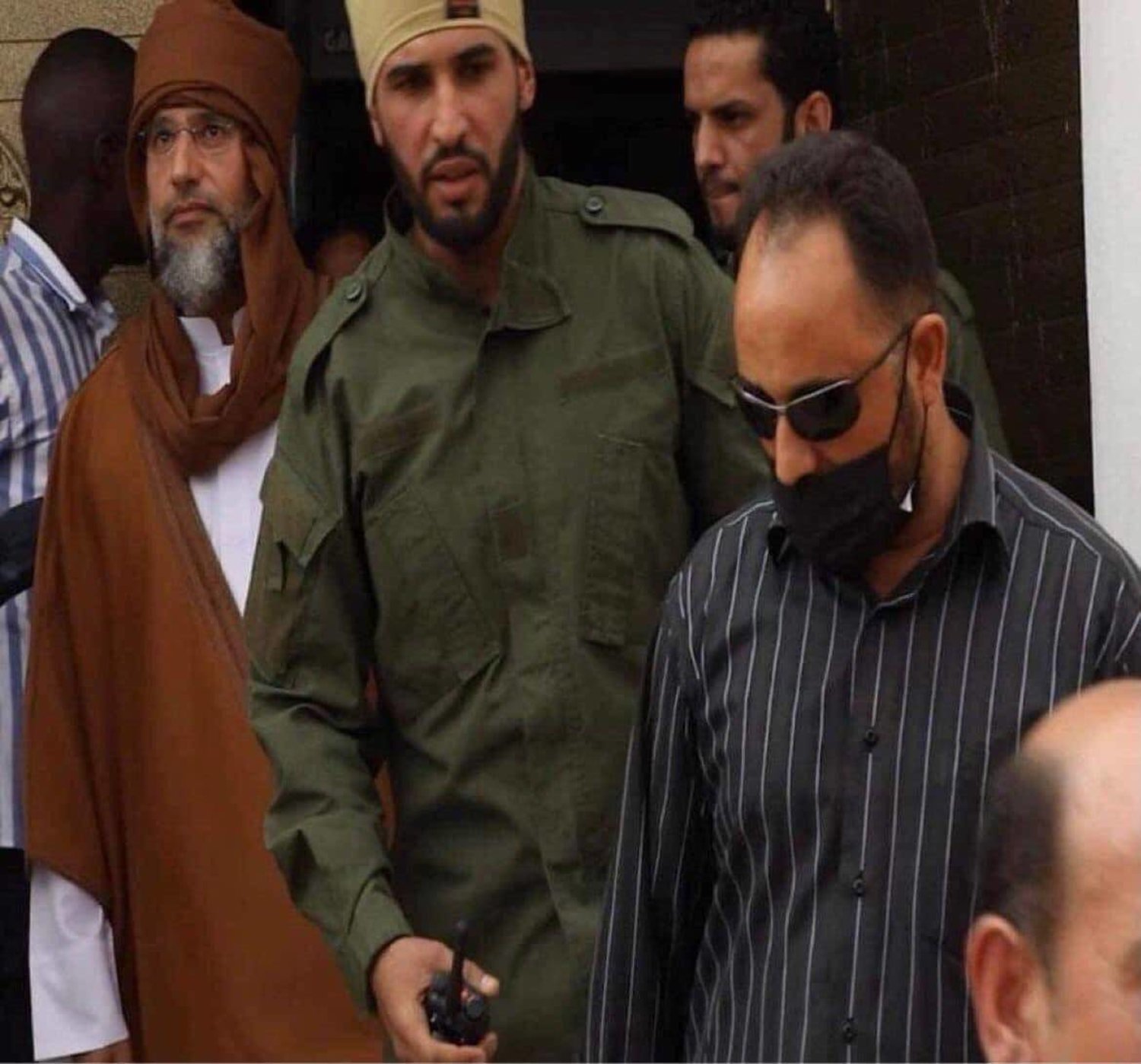 سيف الإسلام القذافي أثناء تقديمه أوراق ترشحه للرئاسة قبل نهاية العام الماضي (صفحته على «إكس»)