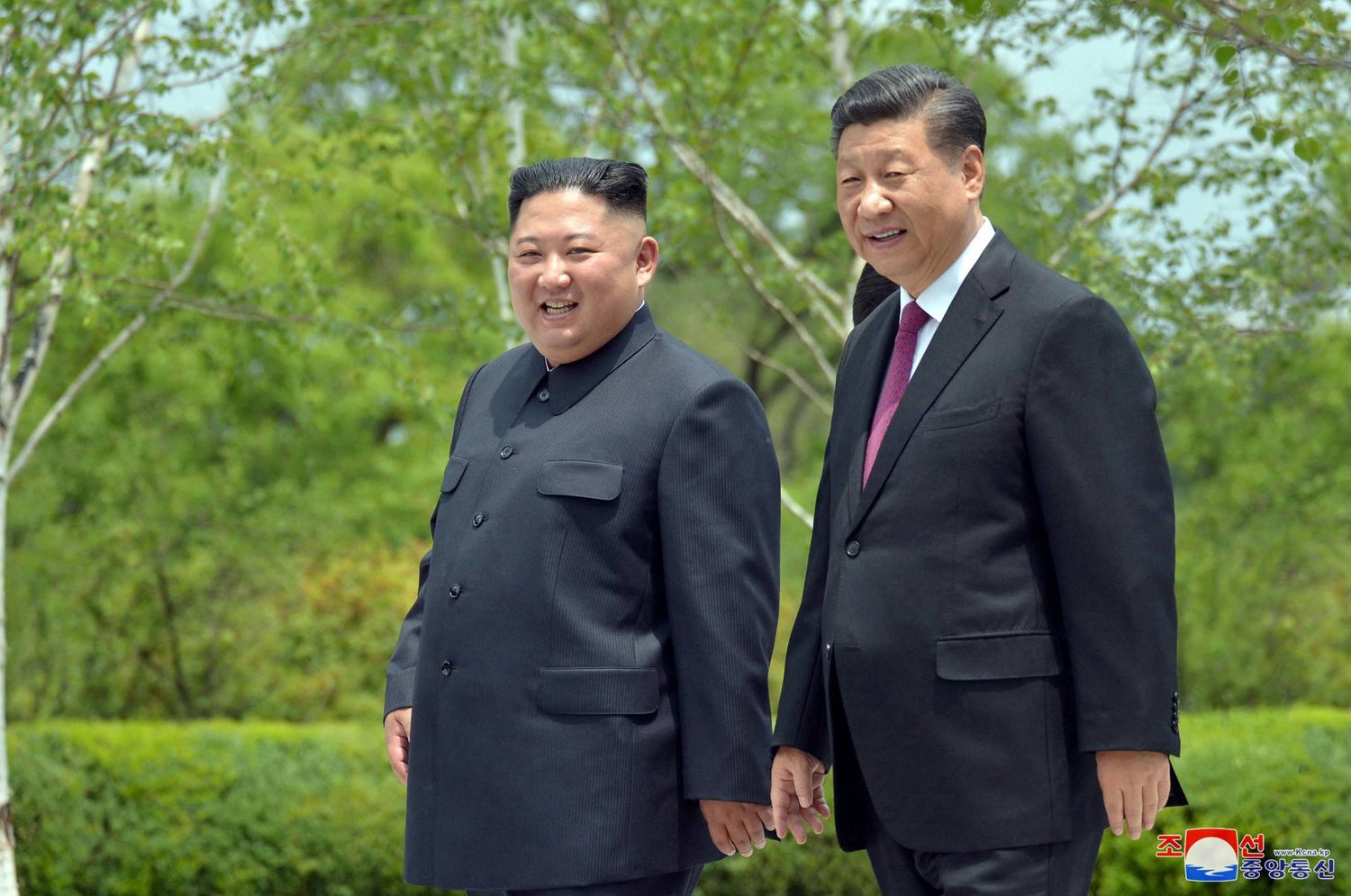 أرشيفية للرئيس الصيني شي جين بينغ والزعيم الكوري الشمالي كيم جونغ (رويترز)