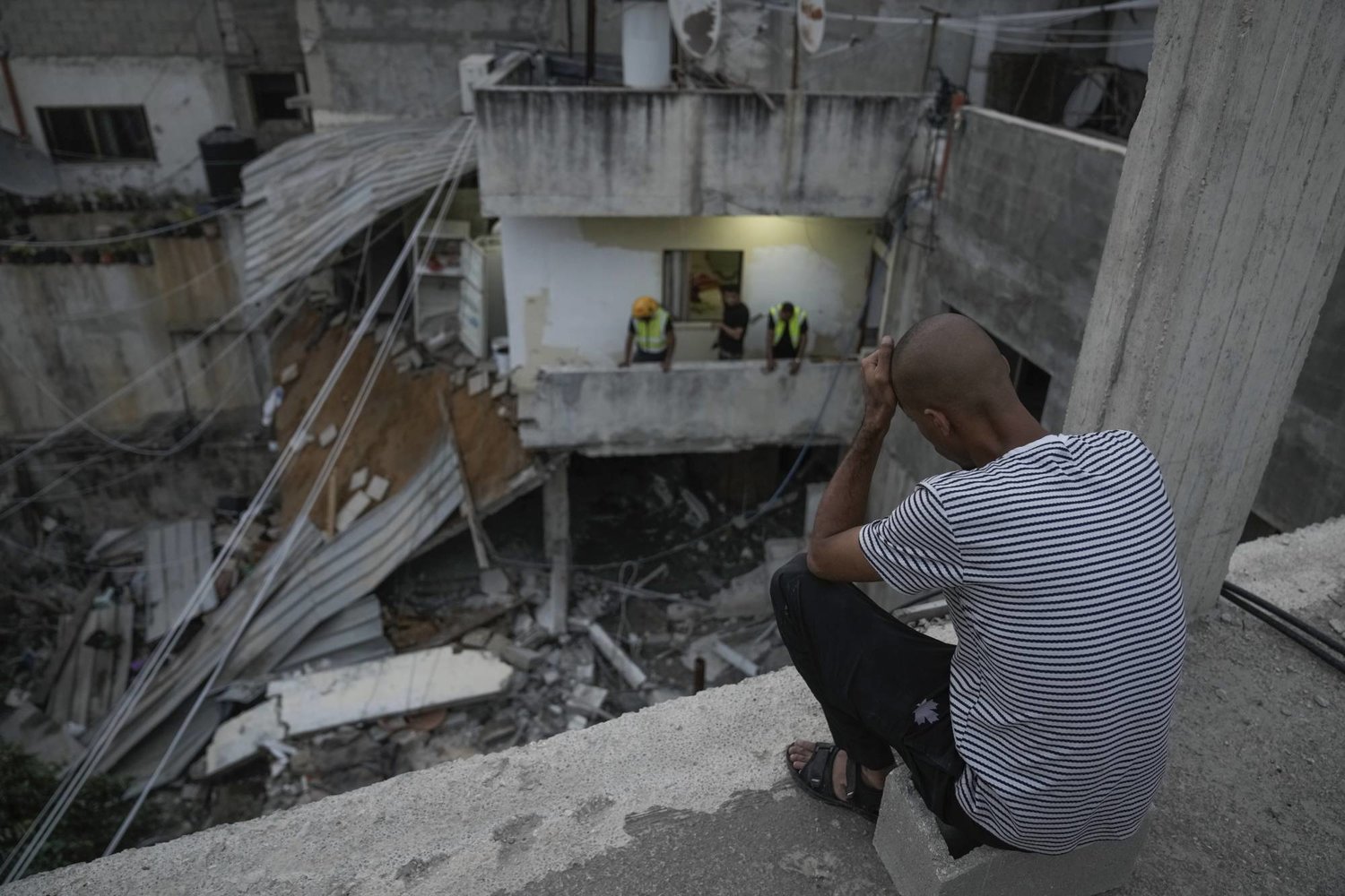 فلسطيني ينظر إلى منزل دمرته القوات الإسرائيلية خلال اقتحام مخيم نور شمس للاجئين شرق طولكرم (أ.ب)