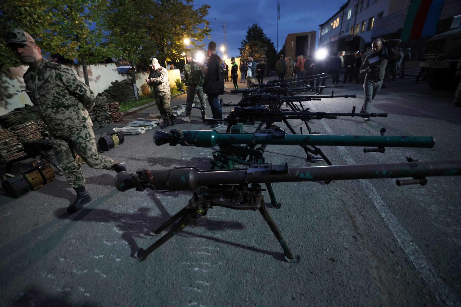 صورة تظهر المدفعية التي تم الاستيلاء عليها من قوات ناغورنو كاراباخ معروضة للصحافة في موقع تسيطر عليه القوات الأذربيجانية في شوشا (أ.ف.ب)