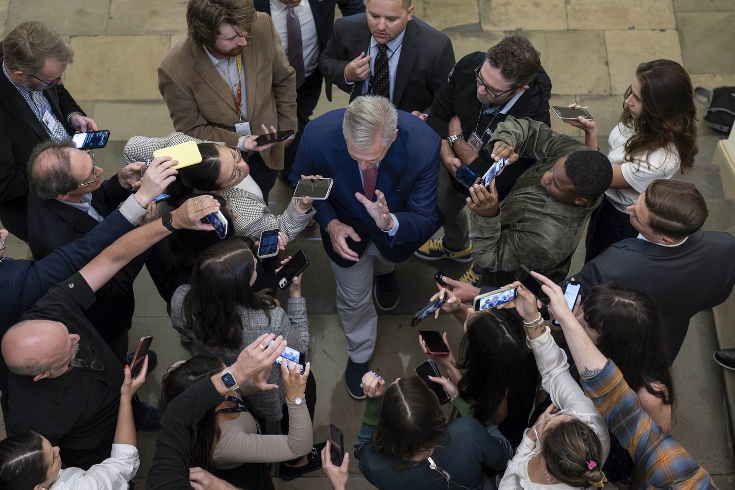 رئيس مجلس النواب كيفن مكارثي محاطاً بالصحافيين في مبنى الكابيتول في واشنطن (أ.ف)
