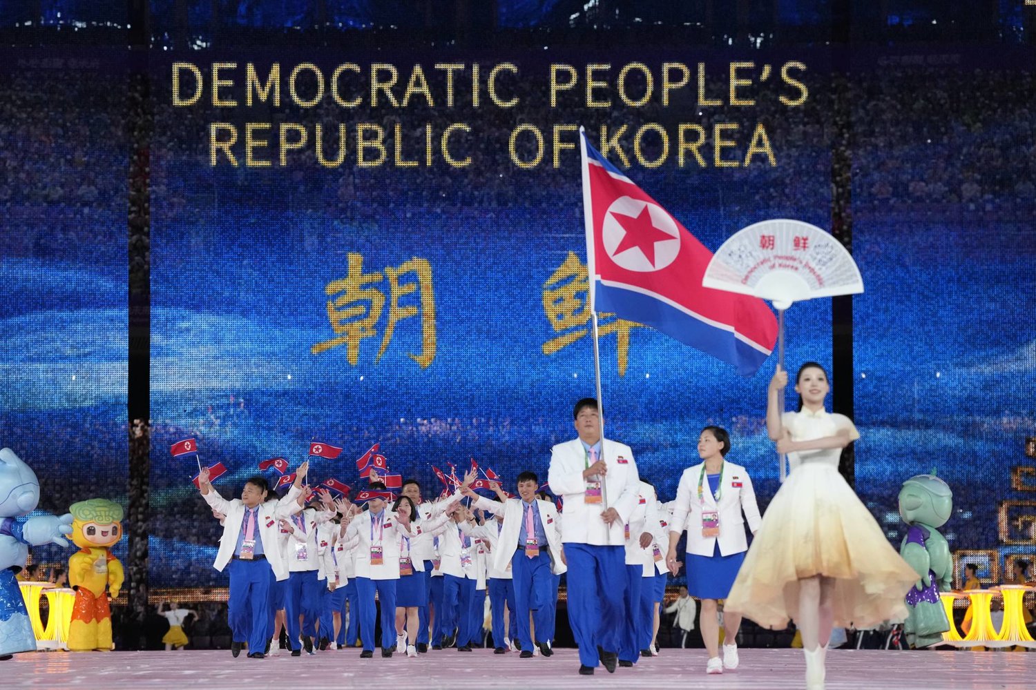 علم كوريا الشمالية بات مشاهداً في كل مكان بهانغتشو الصينية (أ.ب)