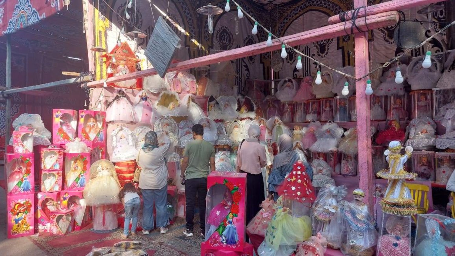 «عروسة المولد» بأحجام مختلفة داخل أحد الشوادر بميدان السيدة زينب بالقاهرة (الشرق الأوسط)
