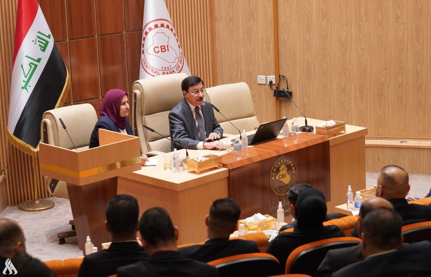 العلاق خلال الاجتماع مع رؤساء المجالس والمديرين المفوضين للمصارف (وكالة الأنباء العراقية)
