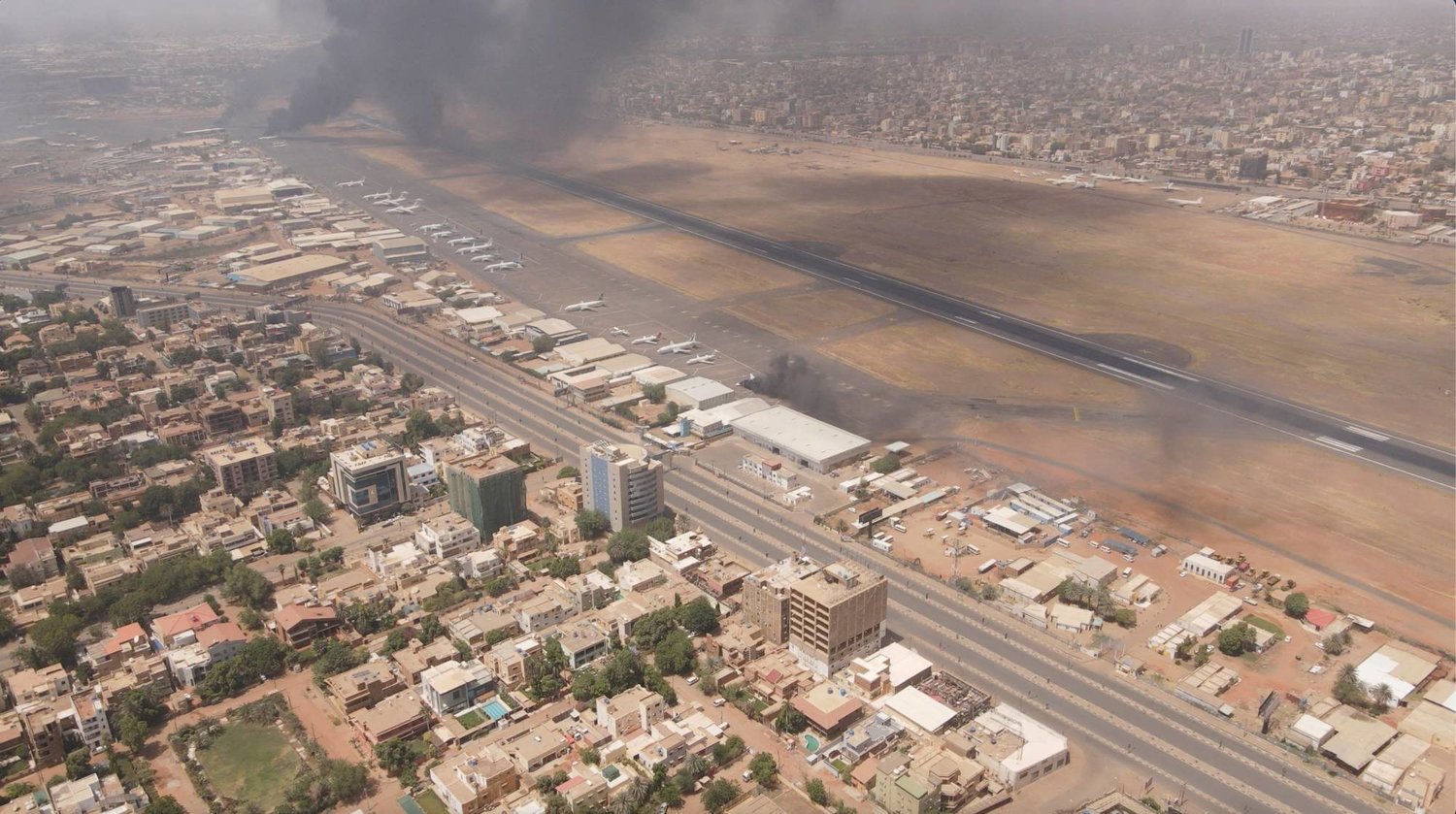 تصاعد الدخان فوق الخرطوم جراء الاشتباكات بين «الدعم السريع» والجيش السوداني أبريل الماضي (رويترز)