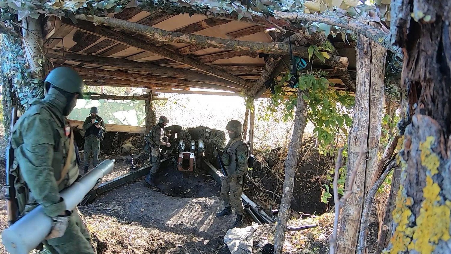 صورة من شريط فيديو وزّعته وزارة الدفاع الروسية لجنود يقصفون مواقع أوكرانية (أ.ف.ب)