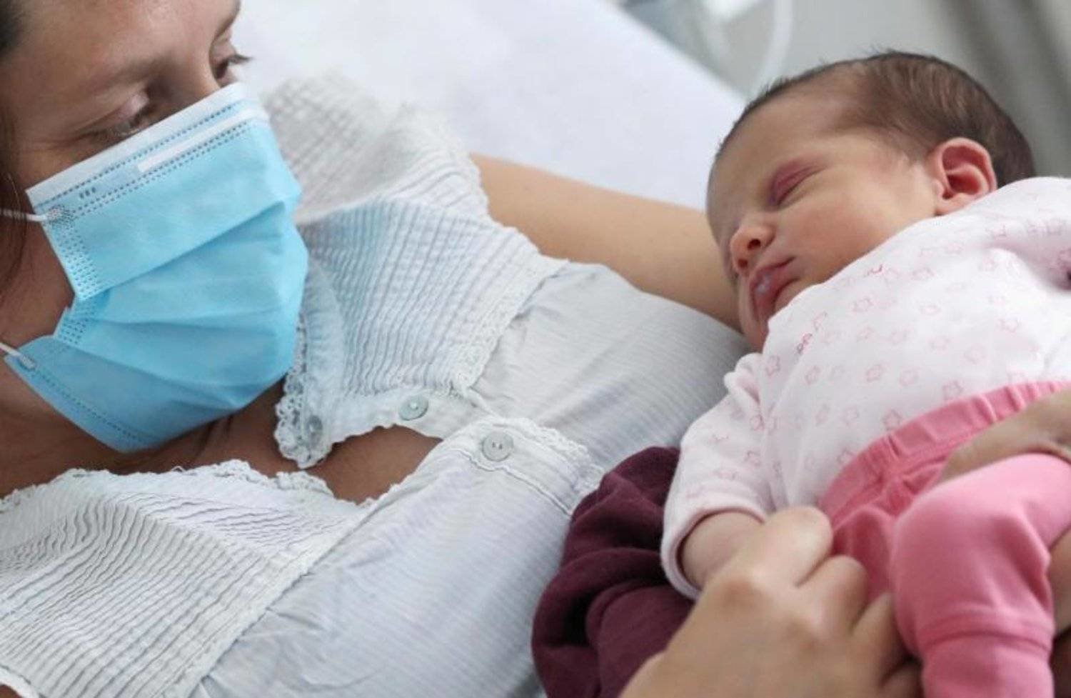 الأمهات يحتفظن بخلايا أطفالهن في أجسادهن بعد الولادة (رويترز)