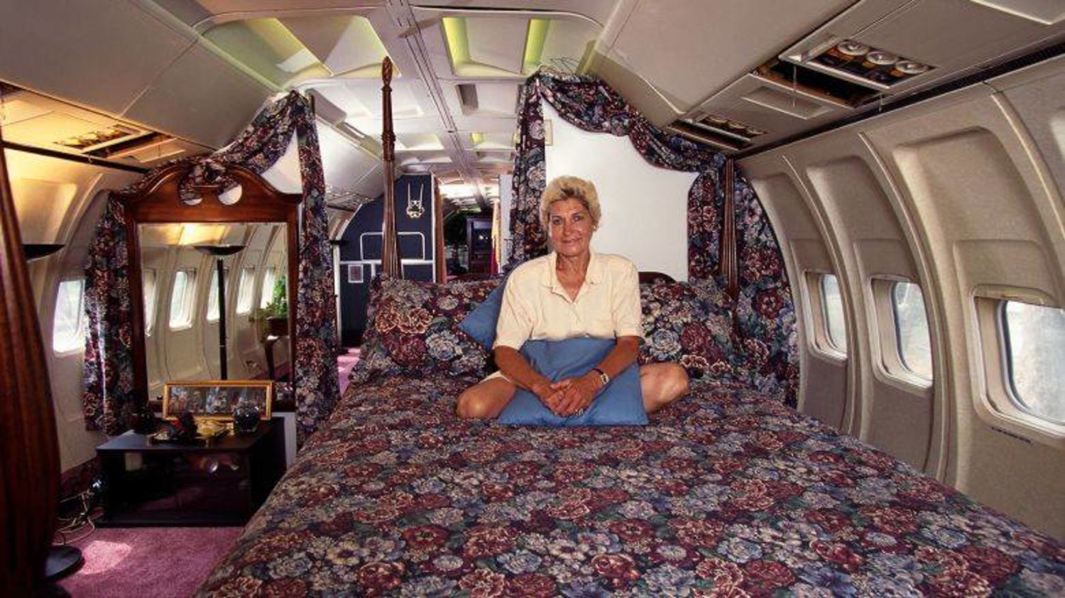 جو آن أوساري تسكن داخل طائرتها (غيتي)
