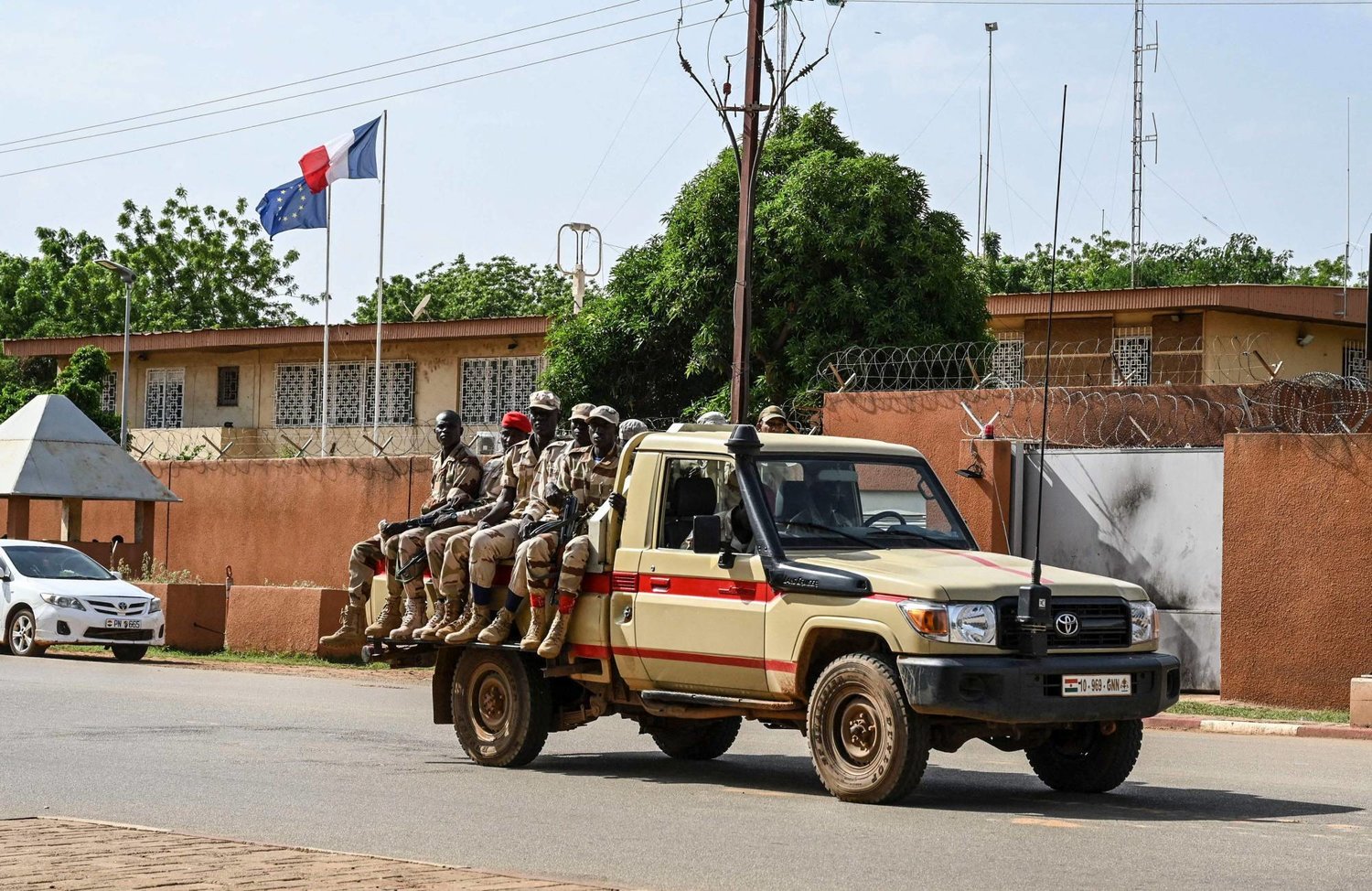 دورية من الشرطة النيجرية تمر أمام السفارة الفرنسية في نيامي (أ.ف.ب)