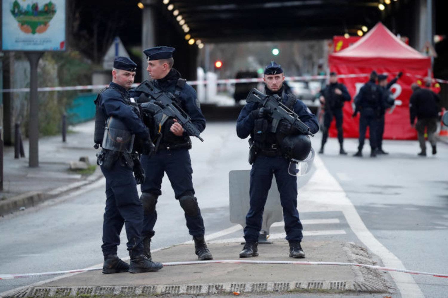 عناصر من الشرطة الفرنسية (رويترز)