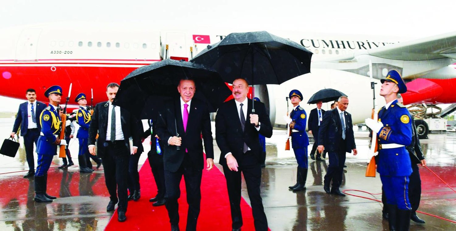 الرئيس الأذربيجاني إلهام علييف لدى استقباله نظيره التركي رجب طيب إردوغان في ناخيتشيفان الاثنين (أ.ف.ب)
