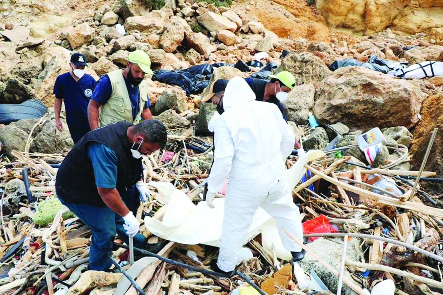 فريق تابع لهيئة البحث عن المفقودين بغرب ليبيا ينتشل جثثاً من شاطئ درنة (الهيئة)