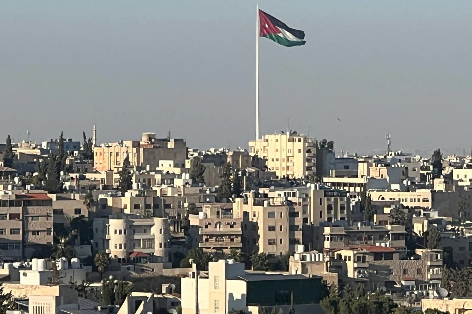 علم الأردن في العاصمة عمان (أ.ف.ب)