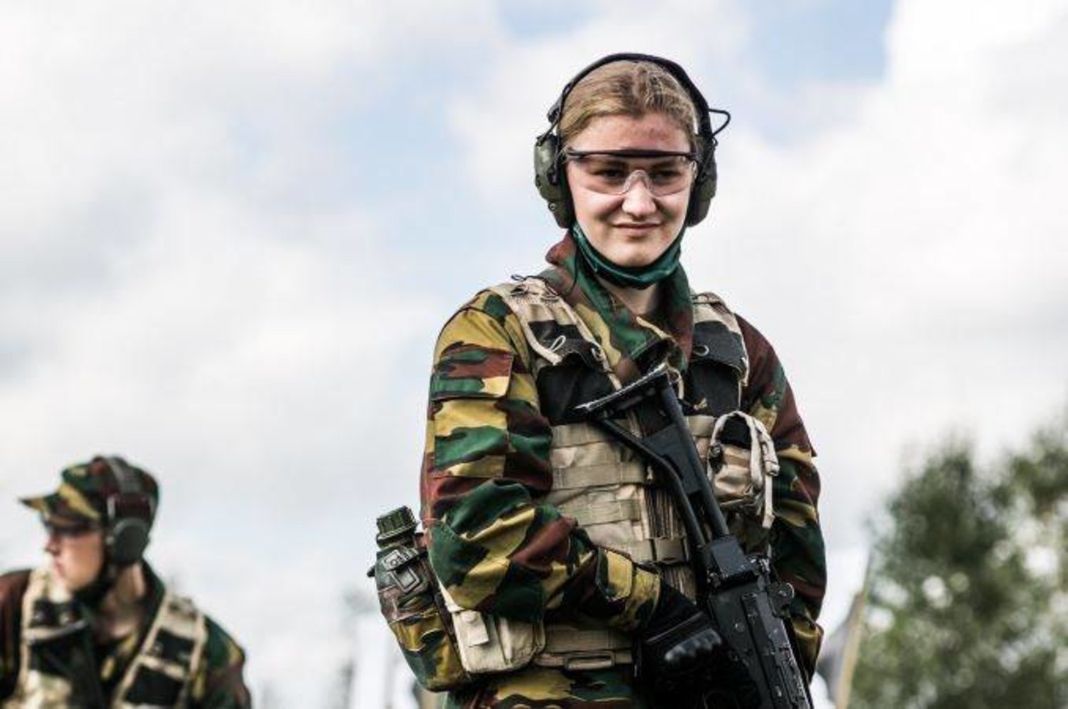 الأميرة إليزابيث تحمل سلاحاً ضمن تدريبات عسكرية عام 2020 (القصر الملكي البلجيكي)