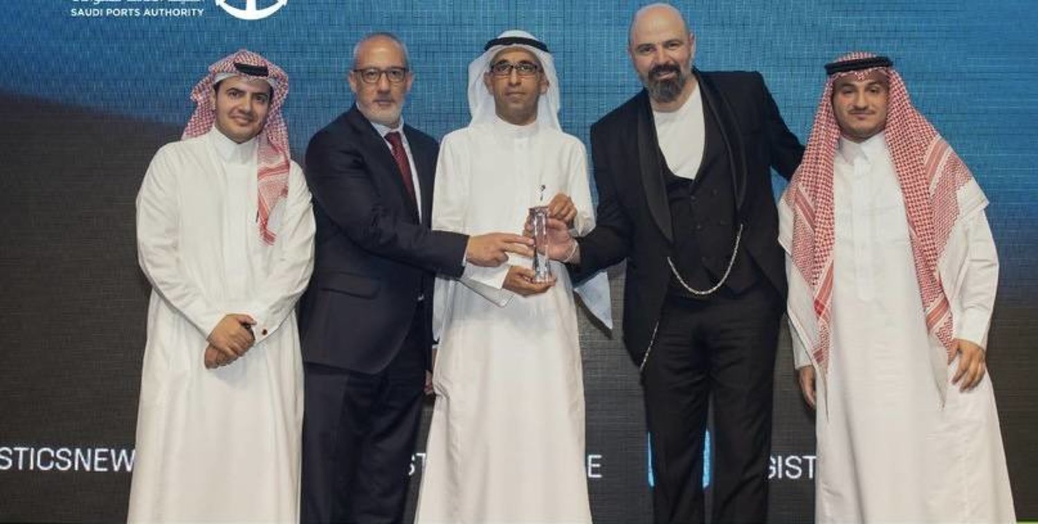 جانب من عملية تسليم الجوائز لـ«موانئ» في حفل النقل واللوجيستيات مؤخراً (الشرق الأوسط)