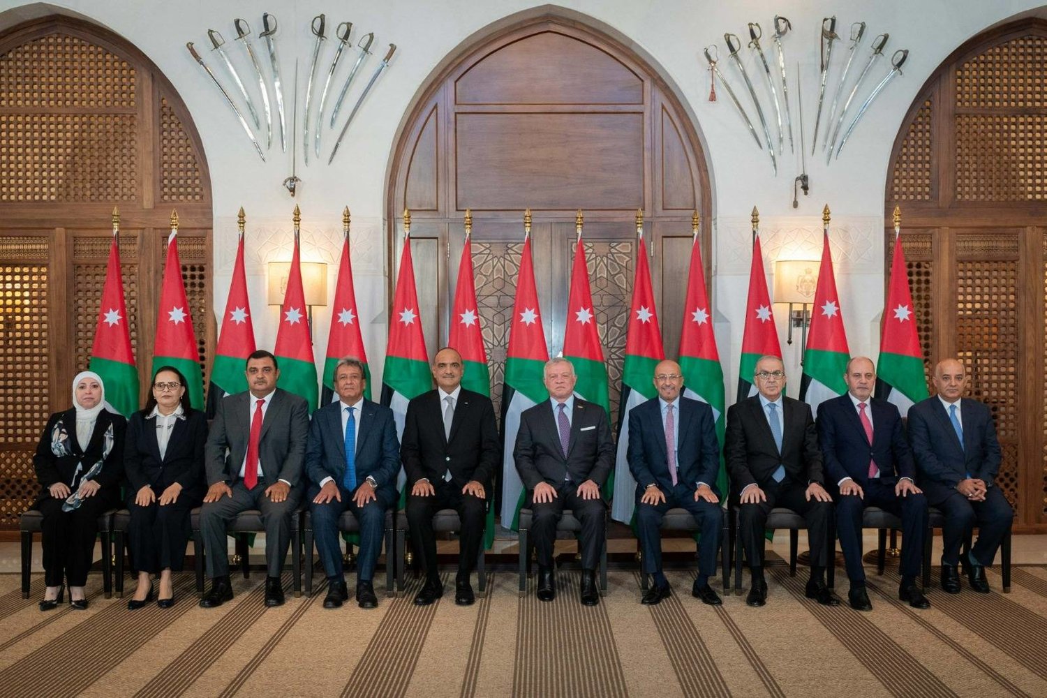 الملك عبد الله الثاني وأعضاء الحكومة الأردنية الجديدة (وكالة الأنباء الأردنية) 