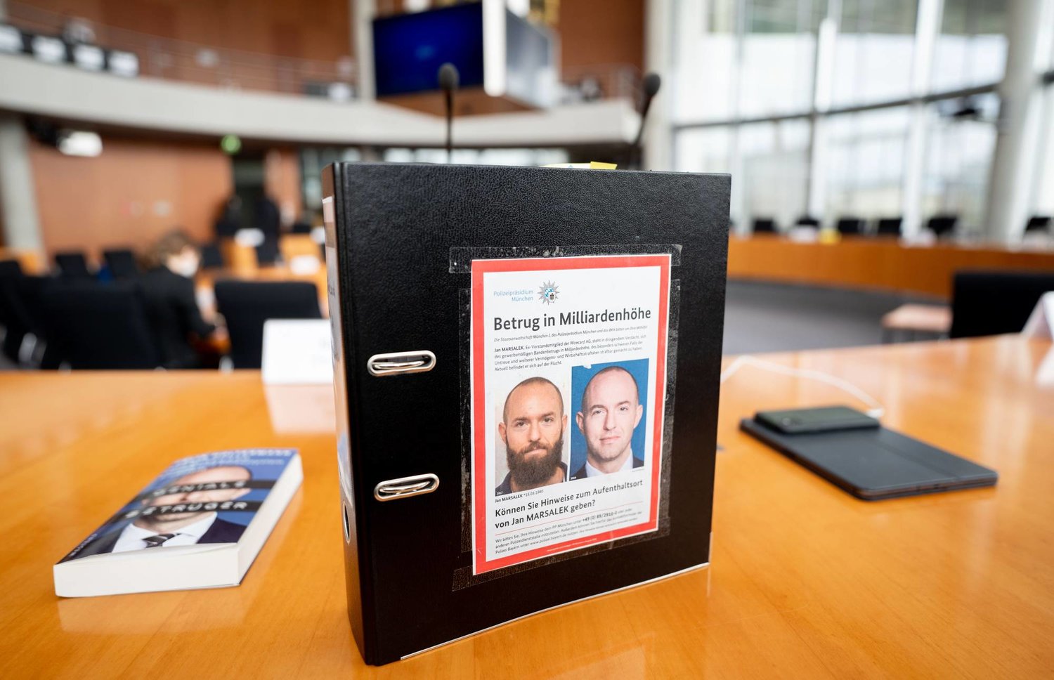 ملف يخص أحد أعضاء البرلمان الألماني (البوندستاغ) يحتوي على صورة وجه يان مارساليك المدير المالي السابق لشركة «وايركارد» الألمانية (د.ب.أ)