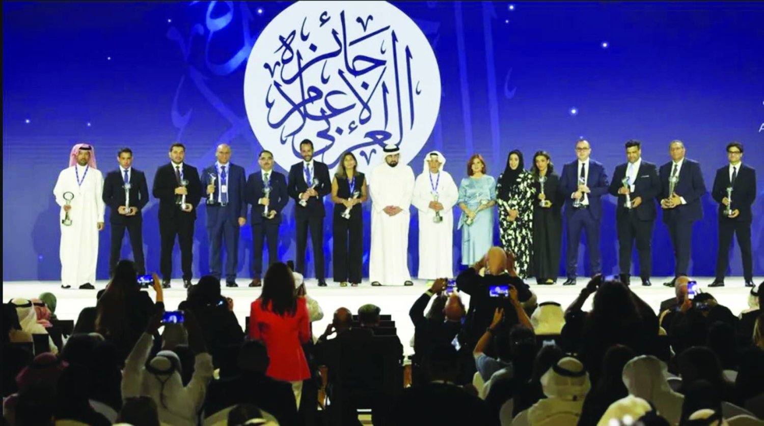 
الشيخ أحمد بن محمد بن راشد آل مكتوم مع الفائزين بجوائز الصحافة العربية (الشرق الأوسط)
