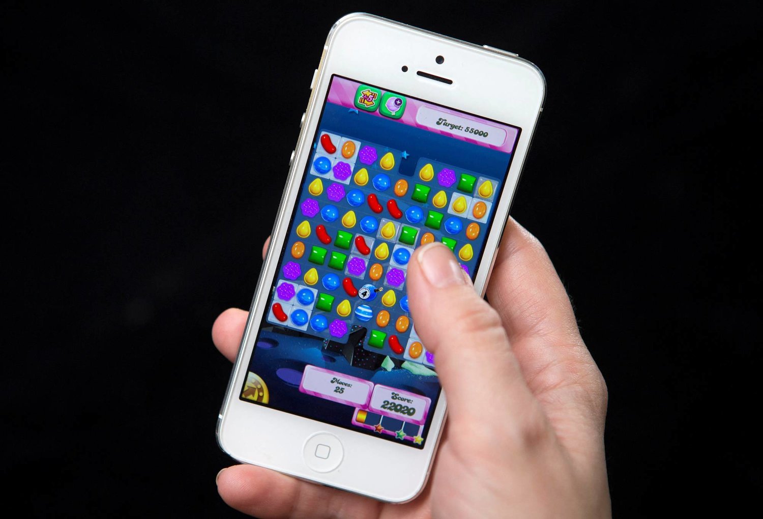 امرأة تلعب «كاندي كراش ساغا» على هاتفها الجوال (رويترز)