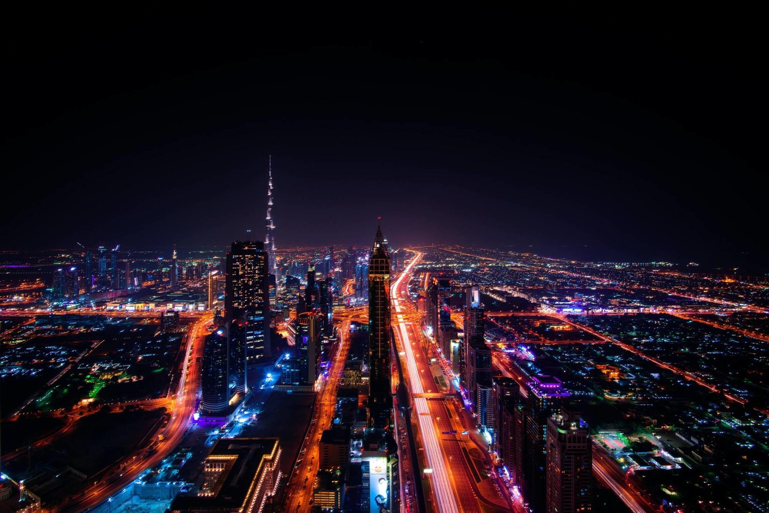 اتبعت دبي خطة الإنفاق الرشيد على المشاريع وتحسين الإيرادات وتنويعها مما ساعدها على الوفاء بالتزاماتها المالية (الشرق الأوسط)