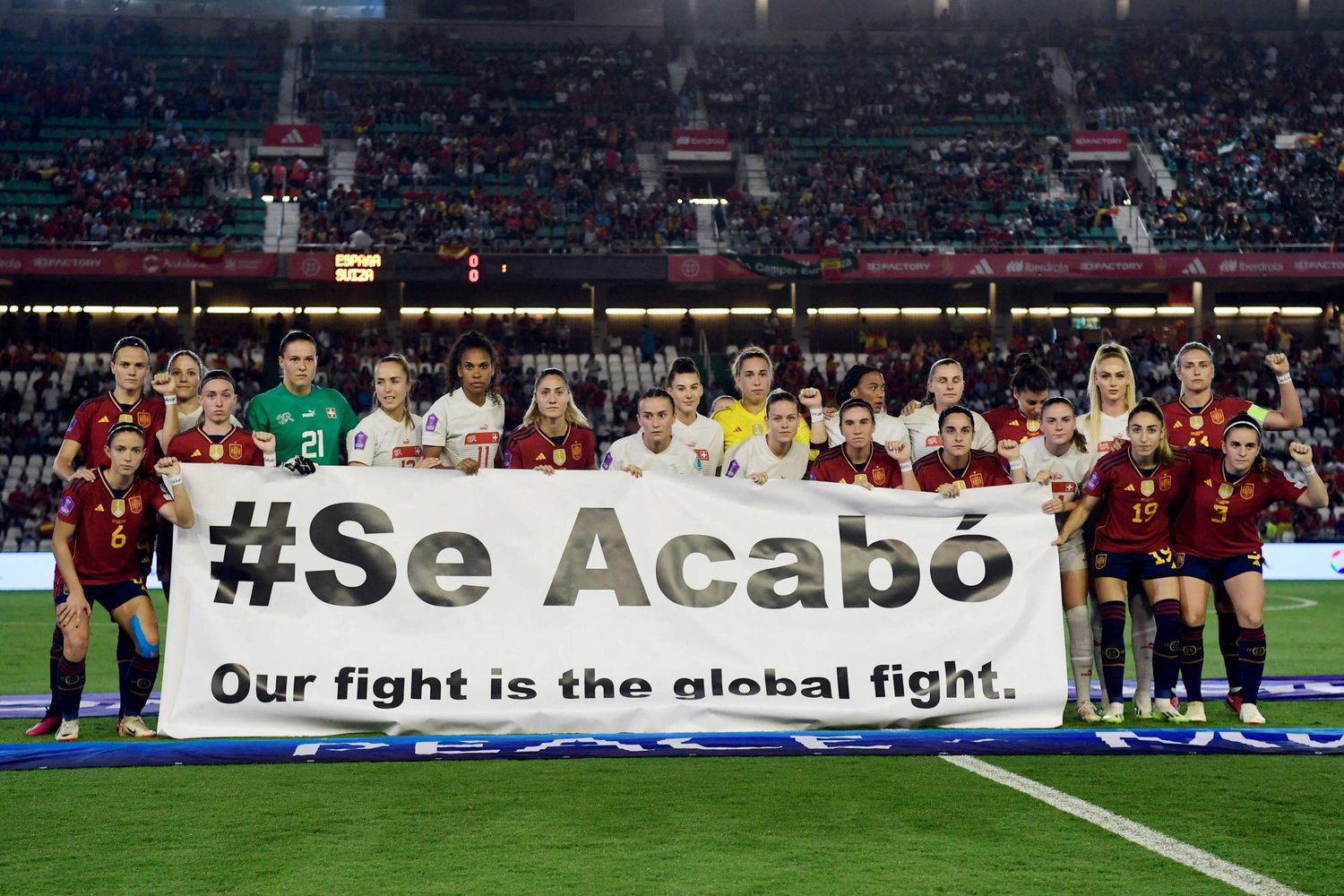 «المنتخب الإسباني للسيدات» يحمل لافتة تضامن مع هيرموسو (أ.ف.ب)