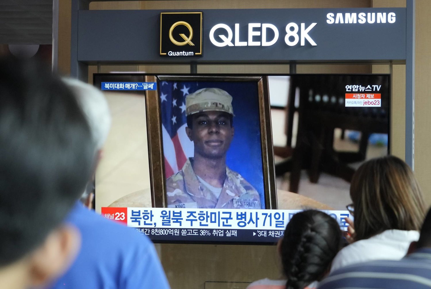 شاشة تلفزيون تعرض صورة الجندي الأميركي ترافيس كينغ خلال برنامج إخباري في محطة سكة حديد سيول (أ.ب)