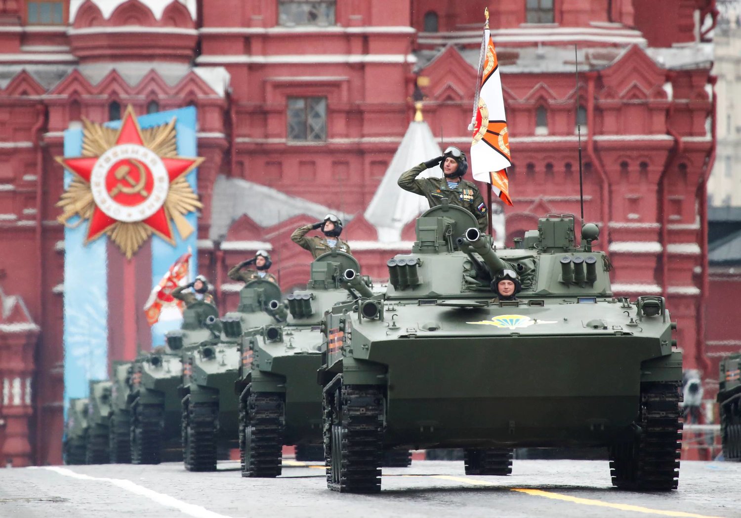 عرض عسكري روسي في وسط موسكو (أرشيفية-رويترز)