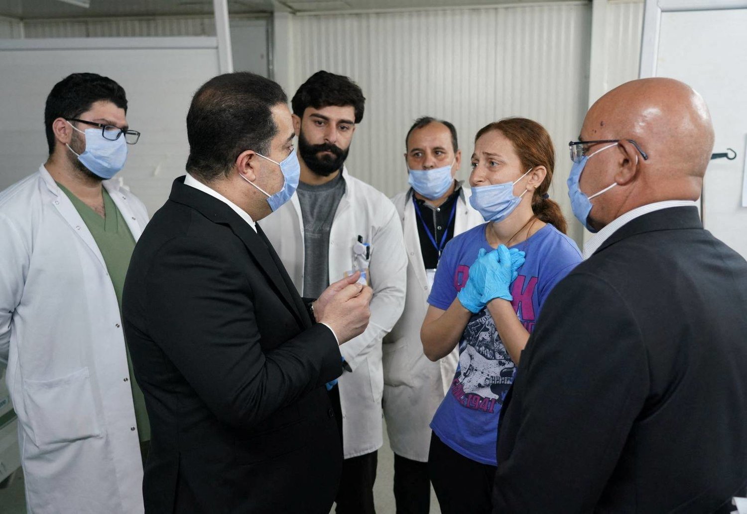 السوداني يتحدث إلى طاقم طبي في مستشفى الحمدانية شمالي العراق (رويترز)