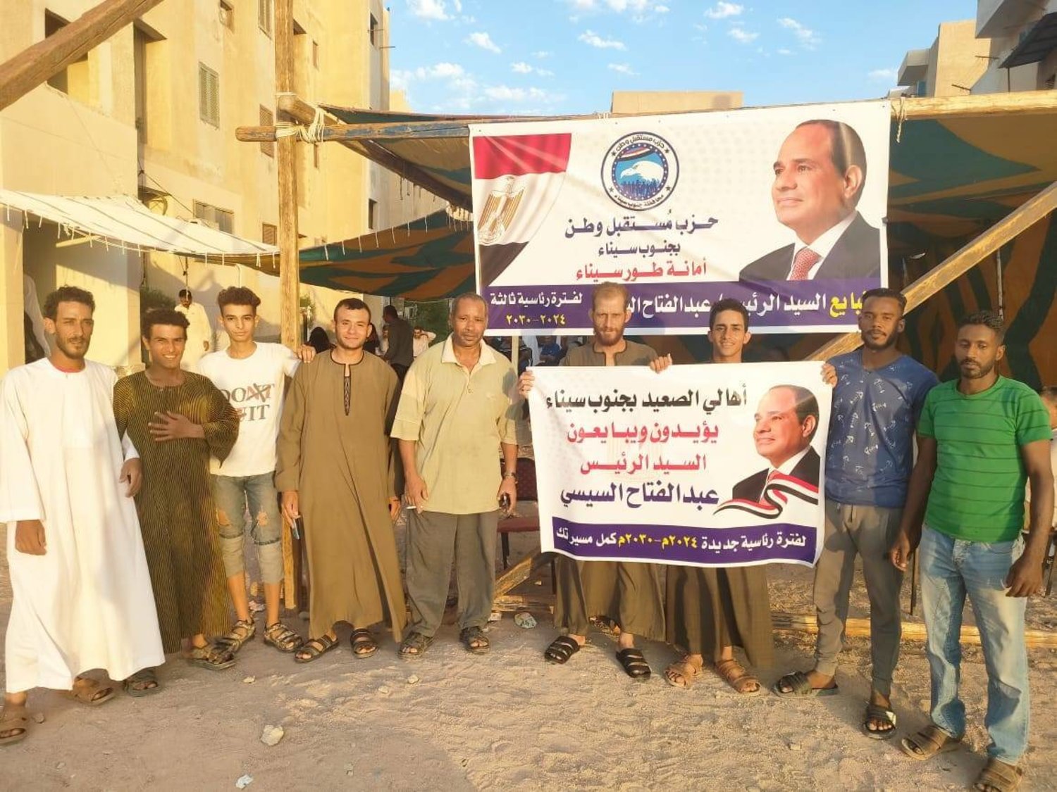 مواطنون يوثقون توكيلات لتأييد ترشح الرئيس الحالي عبد الفتاح السيسي (حزب مستقبل وطن)