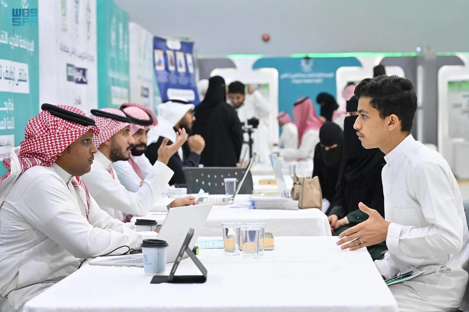 أحد ملتقيات التوظيف في السعودية التي تجمع الباحثين عن العمل مع الشركات (الشرق الأوسط)