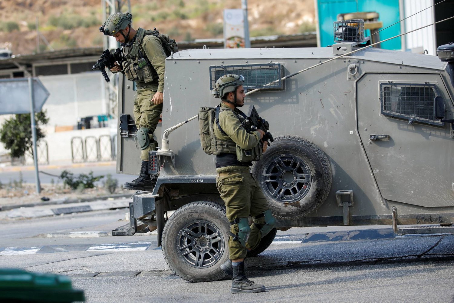 جنود إسرائيليون يقومون بدورية بالقرب من نابلس في الضفة الغربية (رويترز)