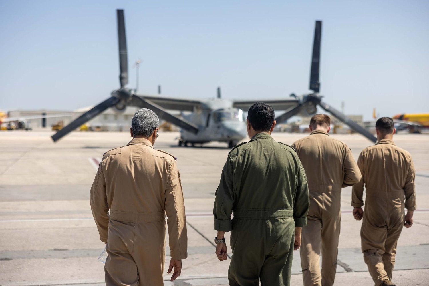 مشاة البحرية الأميركية يقتربون من مروحية «في 22 أوسبري» خلال تدريب البحرين الثنائي في مكان لم يكشف عنه في الشرق الأوسط، 10 سبتمبر الحالي (الجيش الأميركي)