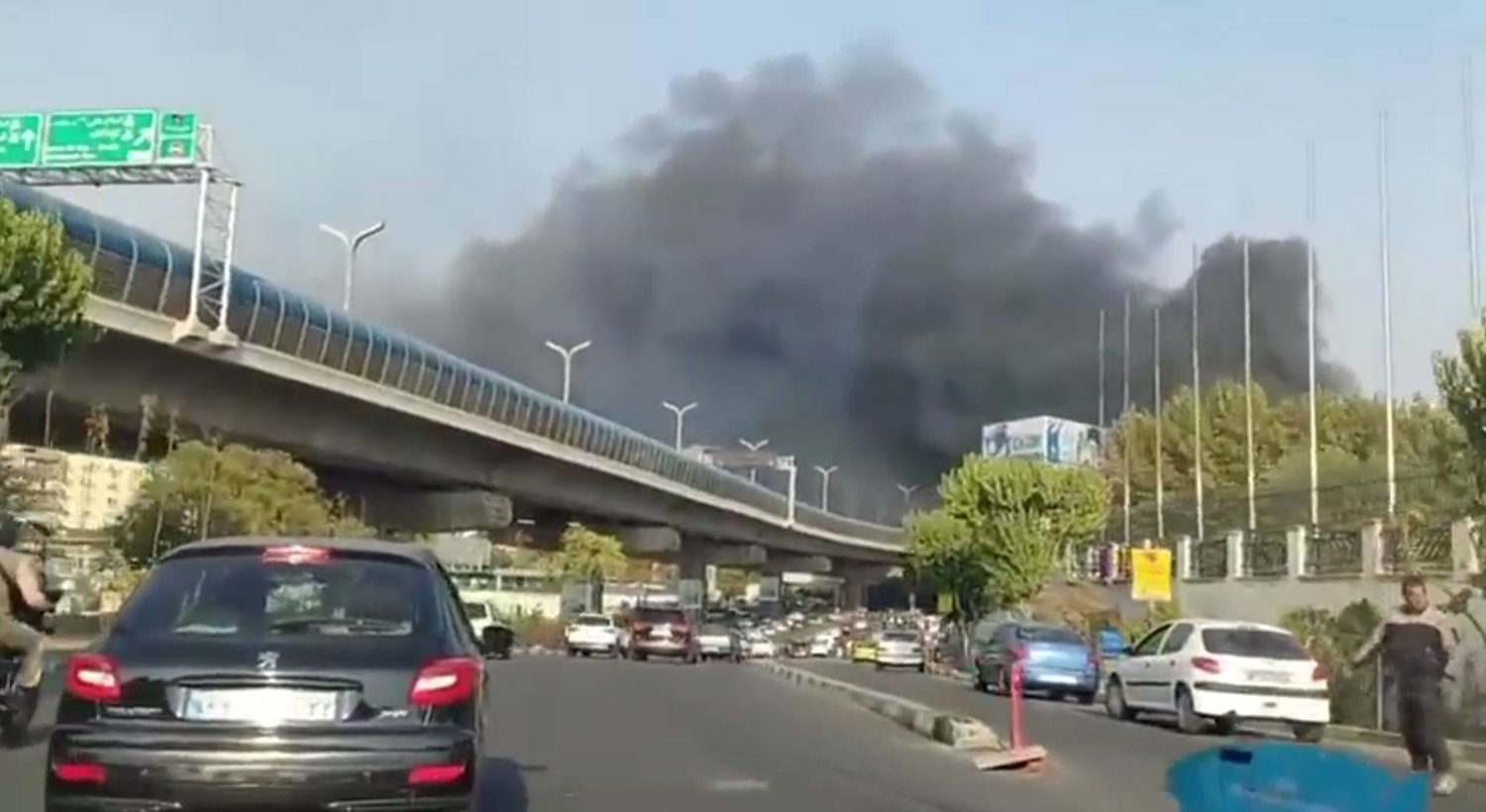 صورة من فيديو سجله مارة يظهر حريقاً في منشأة تابعة لوزارة الدفاع الإيرانية شرق طهران اليوم