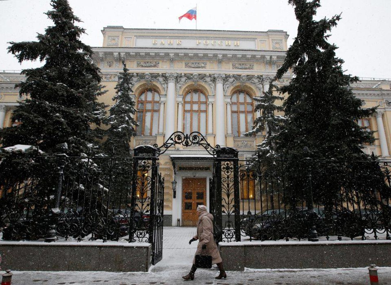 سيدة تسير أمام مقر البنك المركزي الروسي في العاصمة موسكو (رويترز)