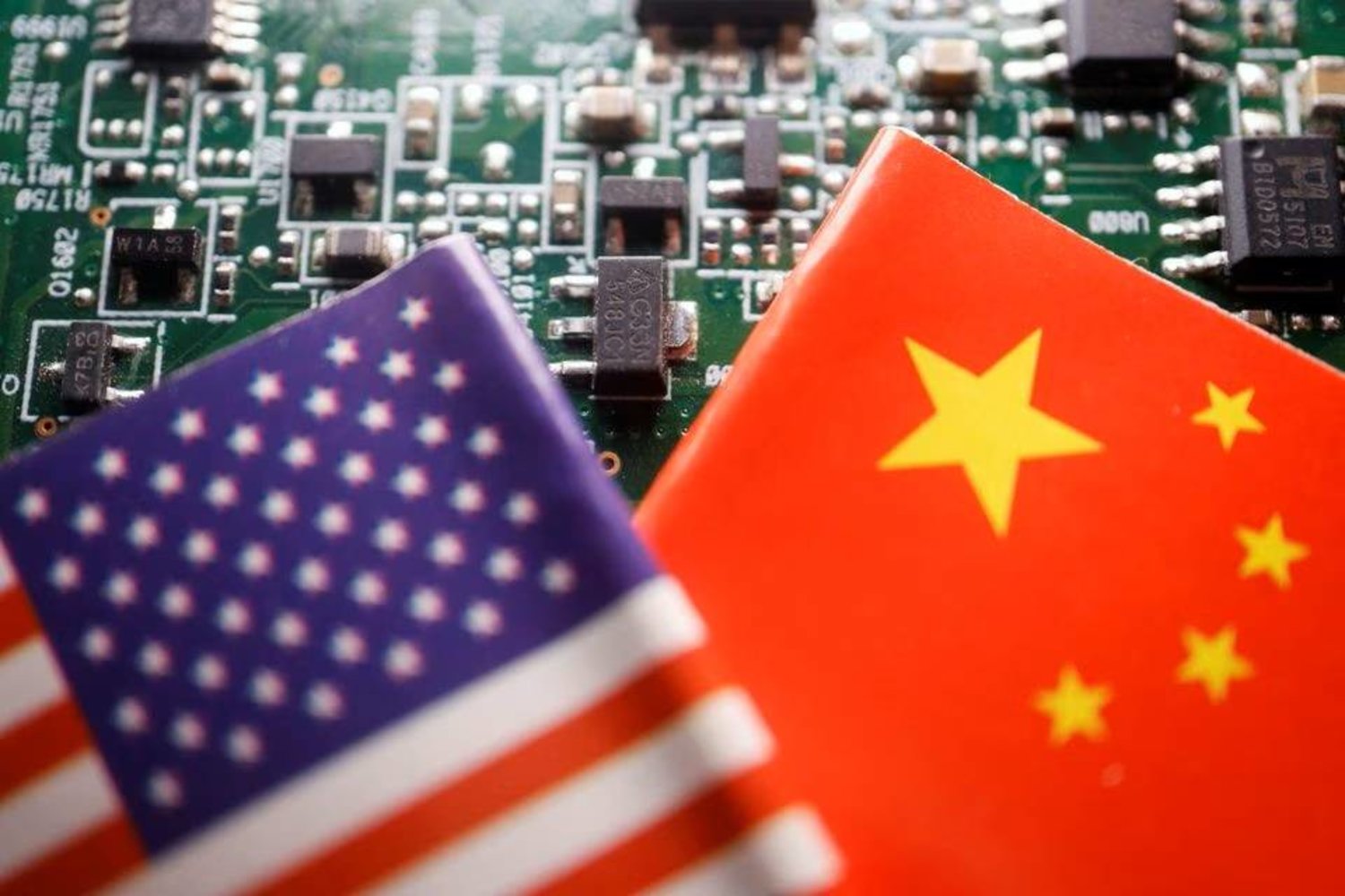 علما الصين والولايات المتحدة أمام لوحة إلكترونية (رويترز)