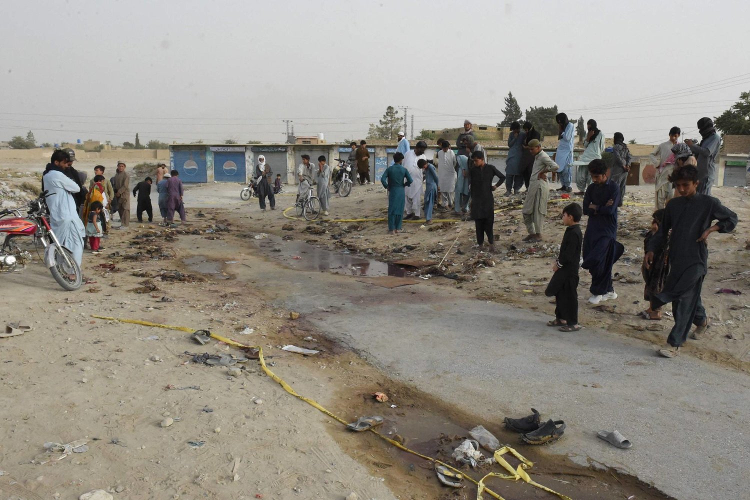 موقع التفجير الانتحاري في بلوشستان أمس (أ.ف.ب)