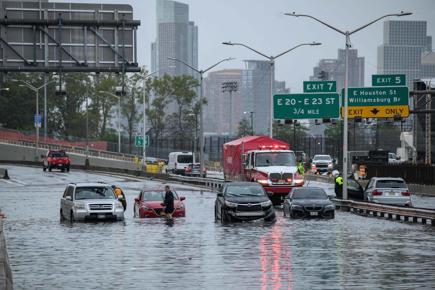 سيارات غمرتها مياه الفيضانات على طريق سريع في مانهاتن بنيويورك (ا.ف.ب)