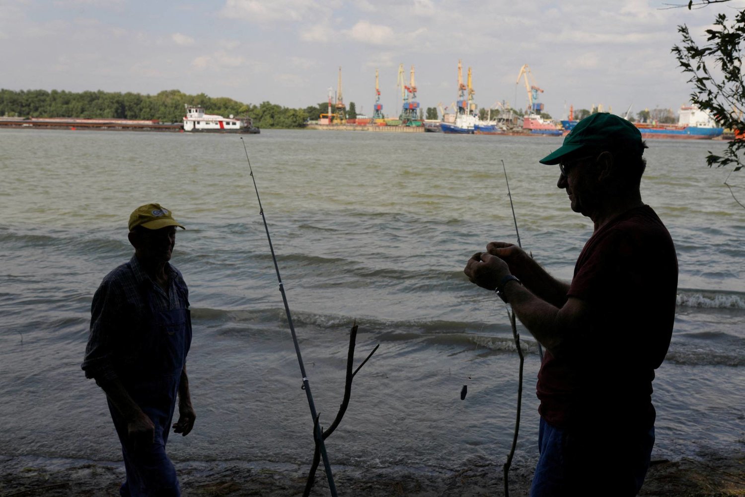 رجلان يستعدان للصيد عبر نهر الدانوب في بلاورو برومانيا (رويترز)